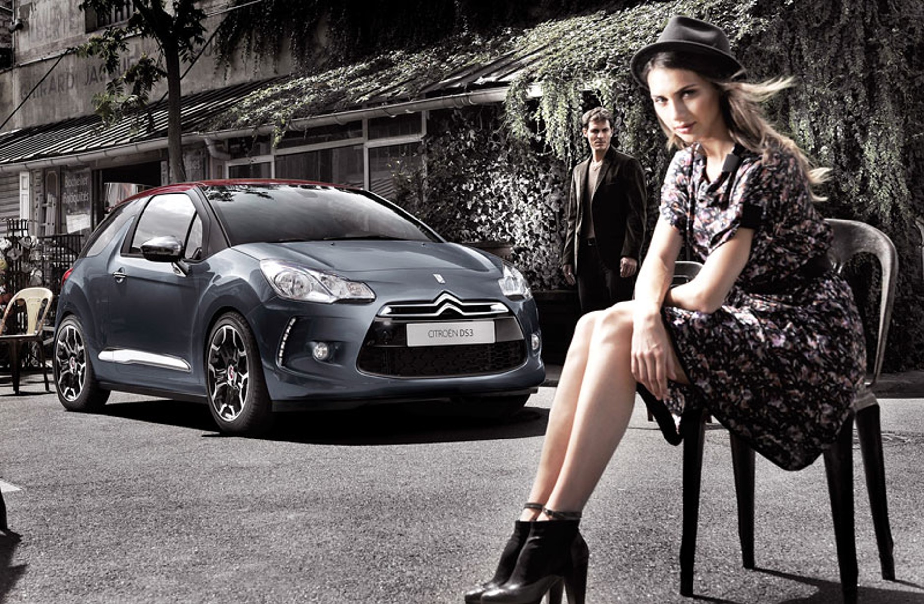 Dziewczyna i Citroen kuszą