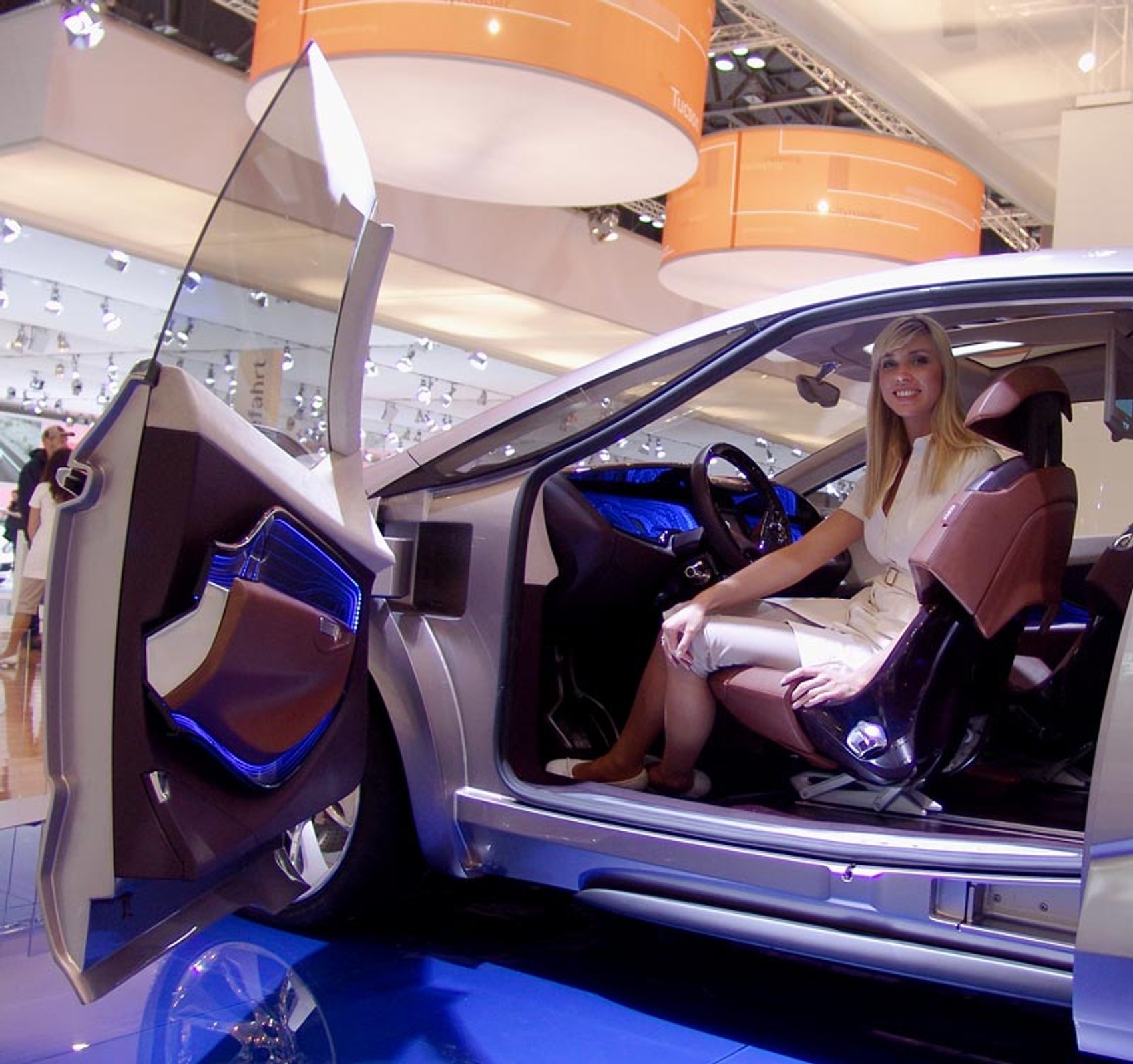 AMI/AMITEC 2008: dziewczyny i samochody