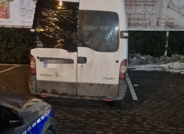 Policjanci skontrolowali auto dostawcze. Gdy zajrzeli na "pakę", wszystko było już jasne