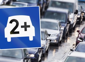Samochód, plus i cyfra na niebieskim tle. To nie dodawanie, ale ważny znak