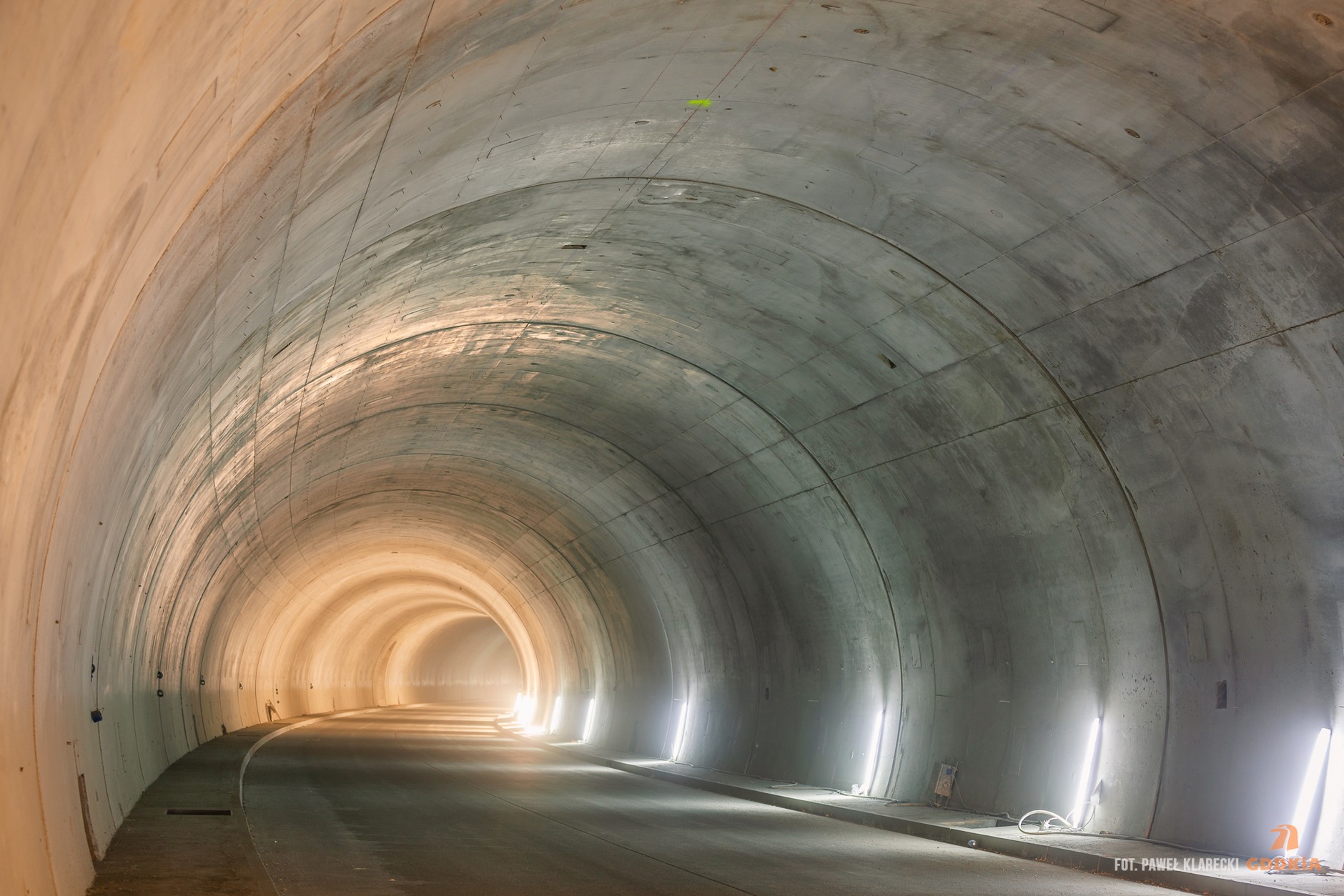 Tunel położny bliżej Żywca, wydrążony w masywie Barania, o długości ok. 830 m