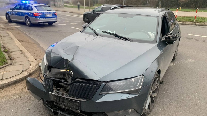 Uderzył w latarnię, mają 3 promile