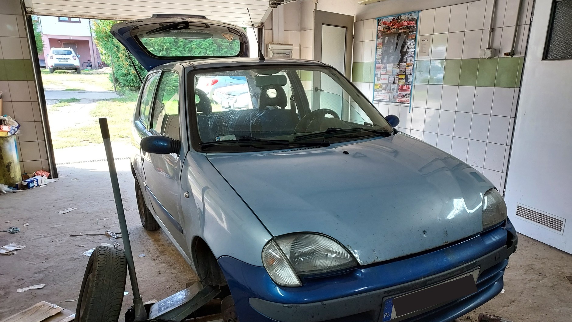 Naprawiany Fiat Seicento, a w nim...