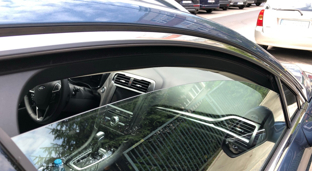 Mandat za otwarte okno w zaparkowanym samochodzie!