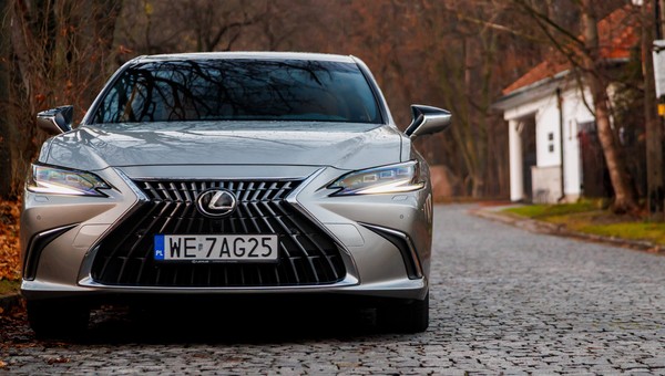 Ten Lexus kosztuje tyle, co Toyota. Jest luksusowy i oszczędny. Patrzymy czy warto