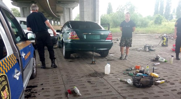 Warsztat blacharsko-lakierniczy "pod chmurką", a właściwie pod mostem