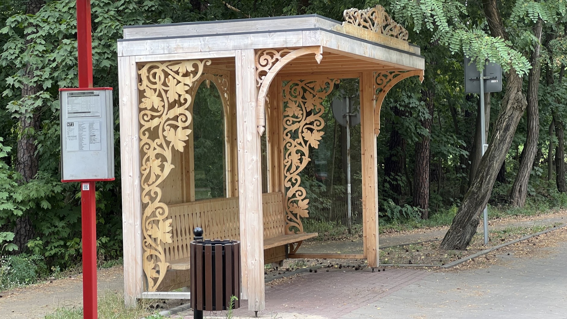 Przystanek autobusowy w Otwocku w stylu świdermajer (województwo mazowieckie)