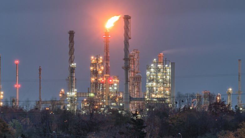 Płomień nad płocką rafinerią Orlenu jest większy niż zwykle. Z czego to wynika?