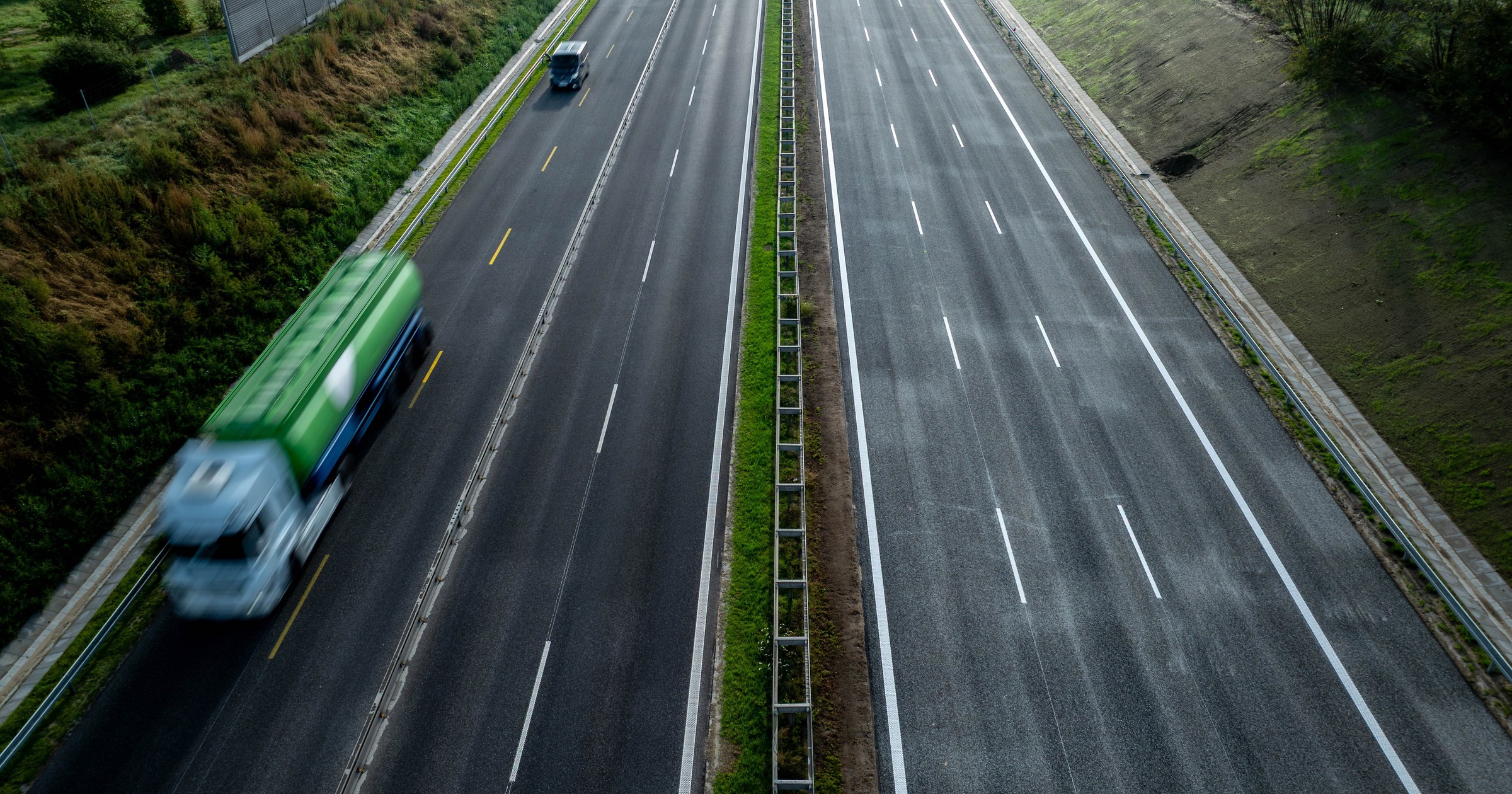 Trzypasmowa autostrada A2 na wysokości Poznania