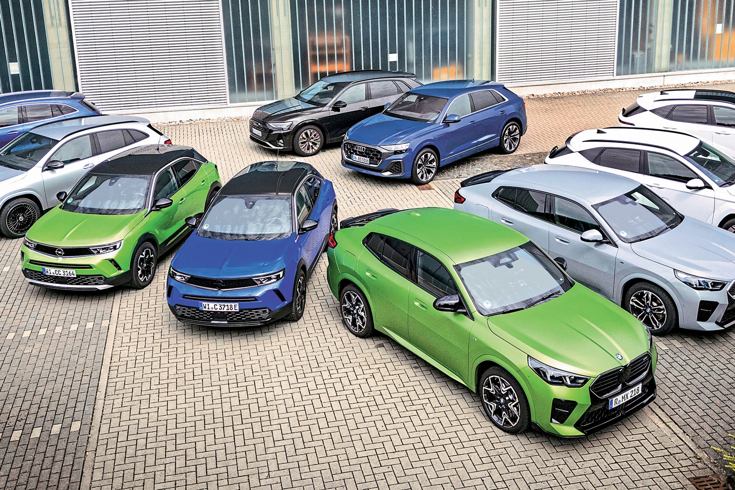 Wielkie porównanie SUV-ów. Które lepiej jeżdżą na prądzie, a które na benzynie?