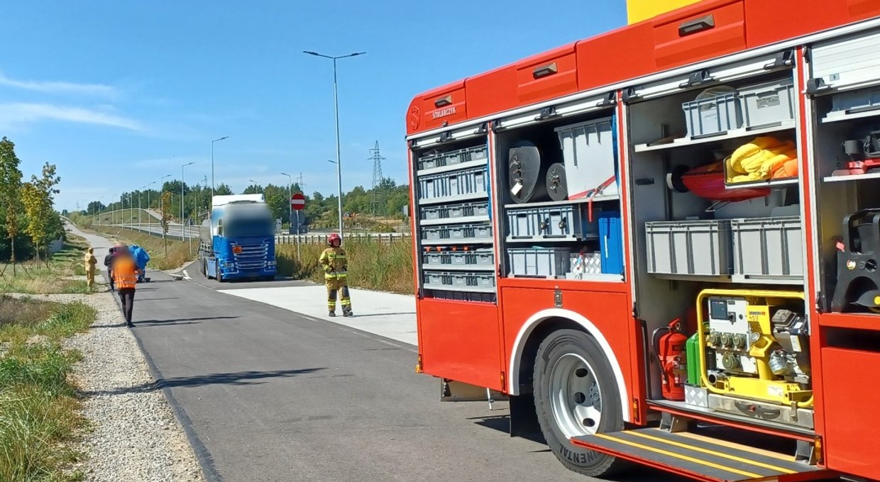 Z cysterny na drogę wyciekał kwas. Musieli interweniować strażacy