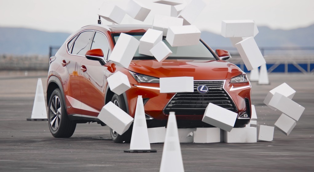 Lexus udowadnia, jak groźne jest „tekstowanie” za kółkiem