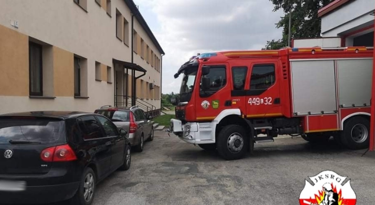 Zaparkowane auta urzędników zablokowały wyjazd straży. Wójt jest zły... na strażaków