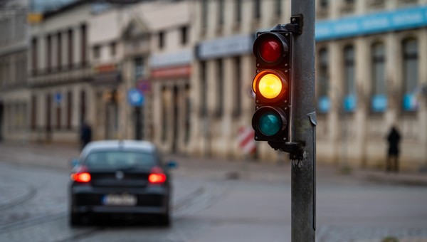 Na żółtym świetle nie można wjechać na skrzyżowanie. Należy traktować je jak czerwone