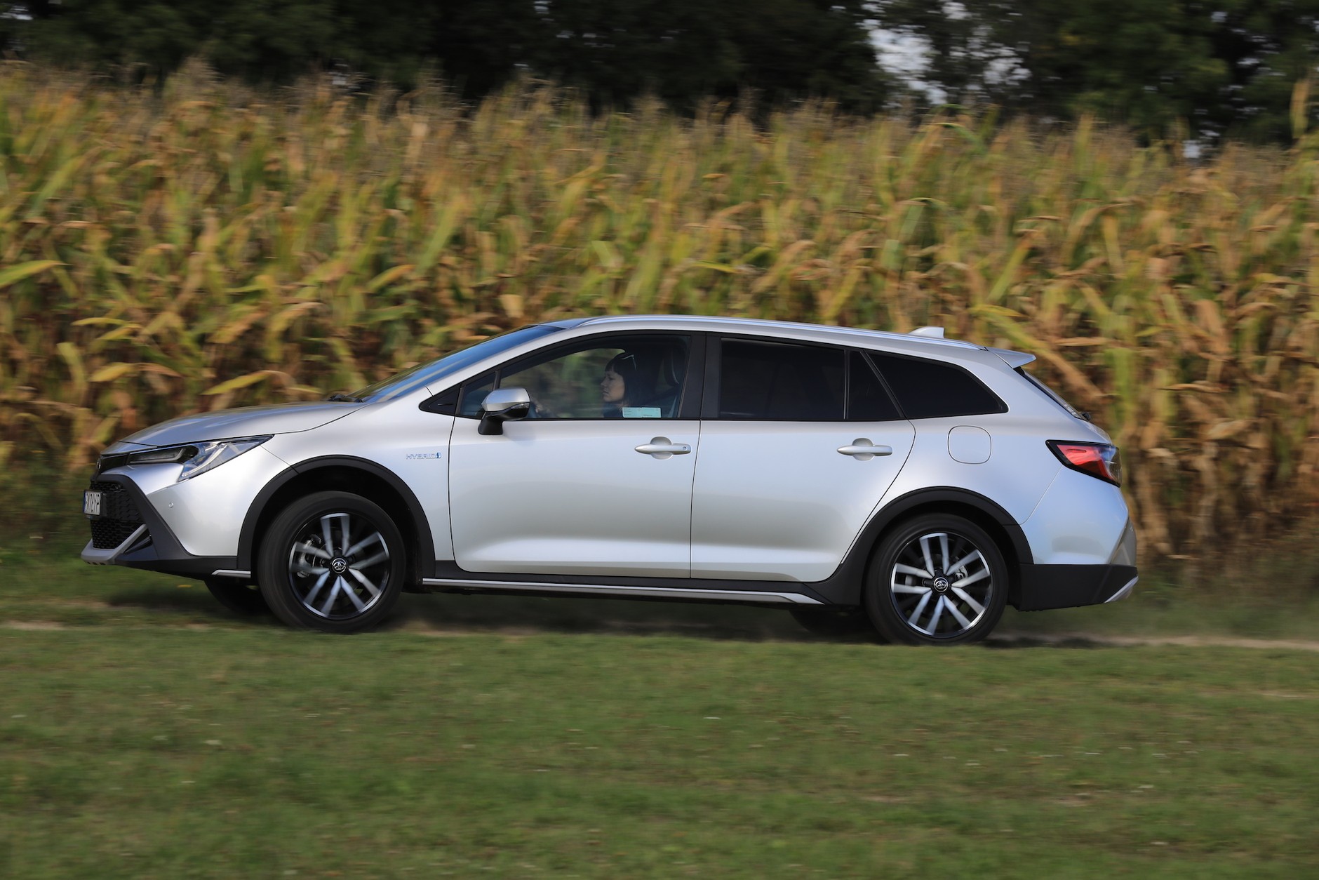 Szkoda, że Toyota nie oferuje Corolli z napędem 4x4 – platforma TNGA na to pozwala i taka opcja by do TREK-a pasowała.