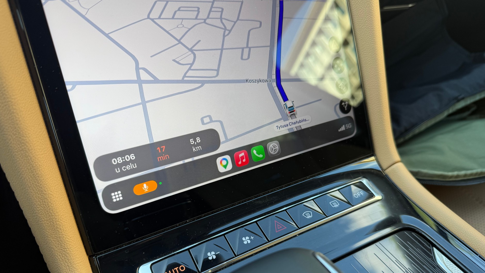 Na przyciskach pod ekranem zabrakło możliwości zmiany temperatury. Nie ma też skrótu do ustawień samochodu, a tymczasem CarPlay zajmuje cały wyświetlacz