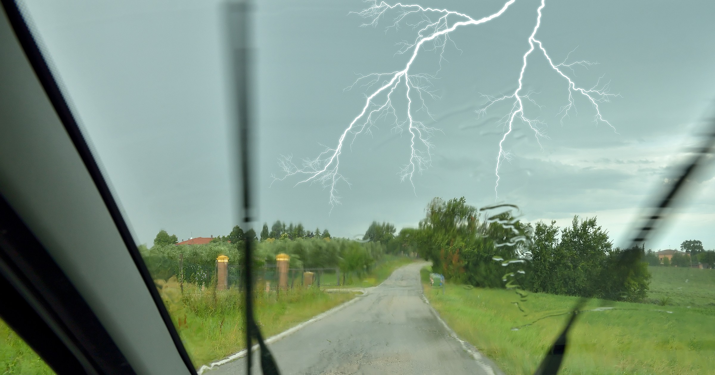 Co się stanie, gdy piorun uderzy w samochód?