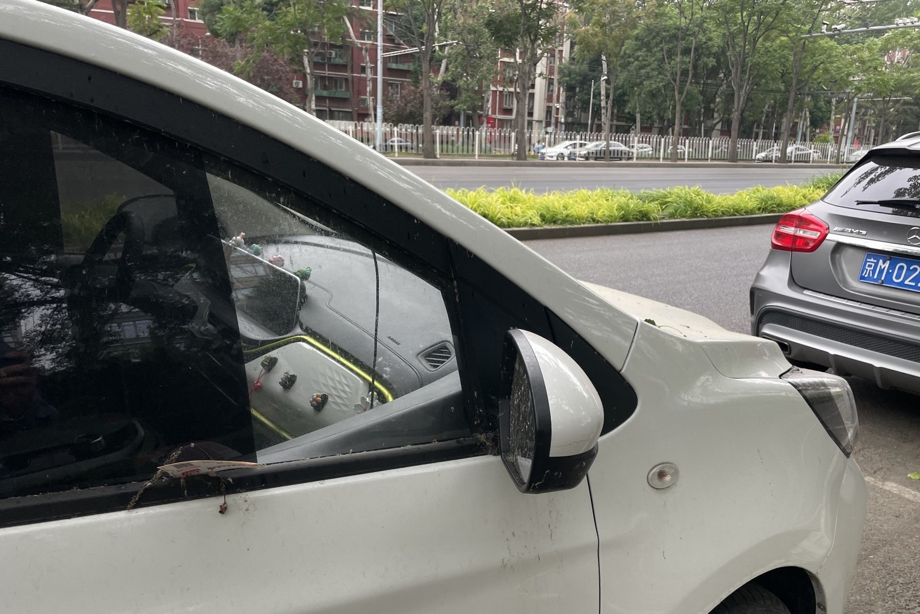 Częściowo przyciemniona boczna szyba z przodu