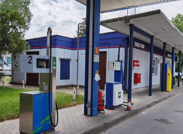 Byliśmy na rządowej stacji paliw. Czy da się zatankować taniej?