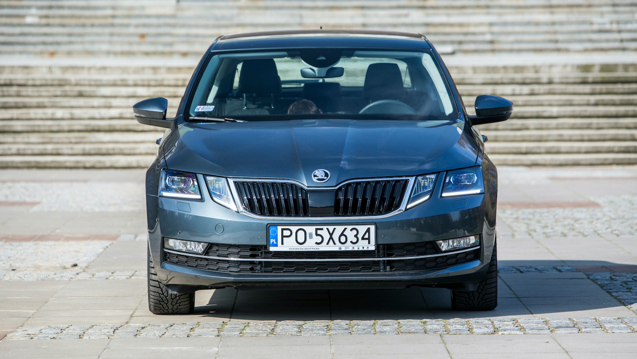 Octavia zawsze rozsadzała ramy segmentu i stała w rozkroku między kompaktami a klasą średnią. Nie inaczej jest i w tej generacji – żadne z aut z tego porównania nie oferuje więcej miejsca w środku, żadne też nie ma tak dużego bagażnika.