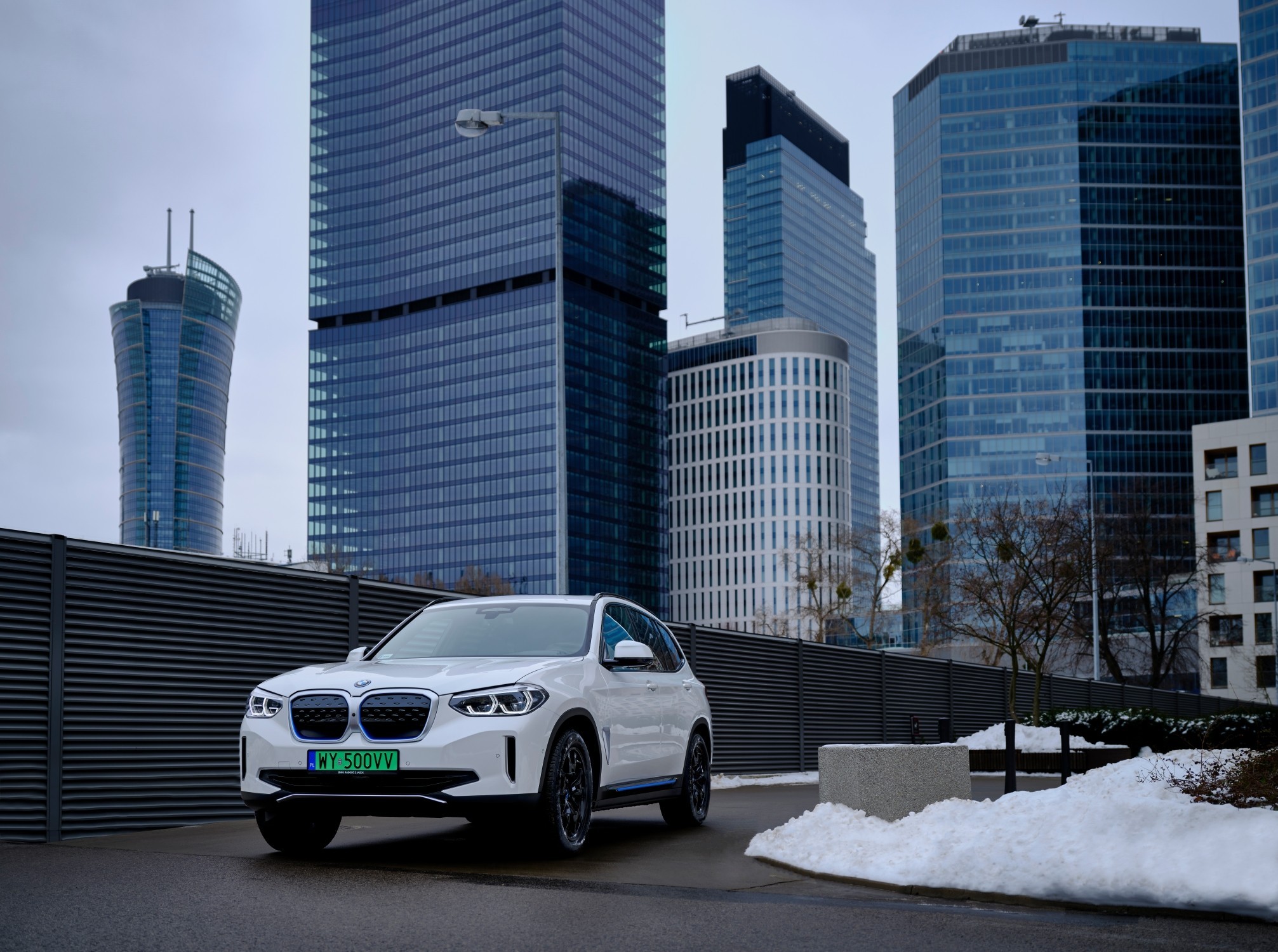 Elektryczne BMW iX3 w centrum miasta