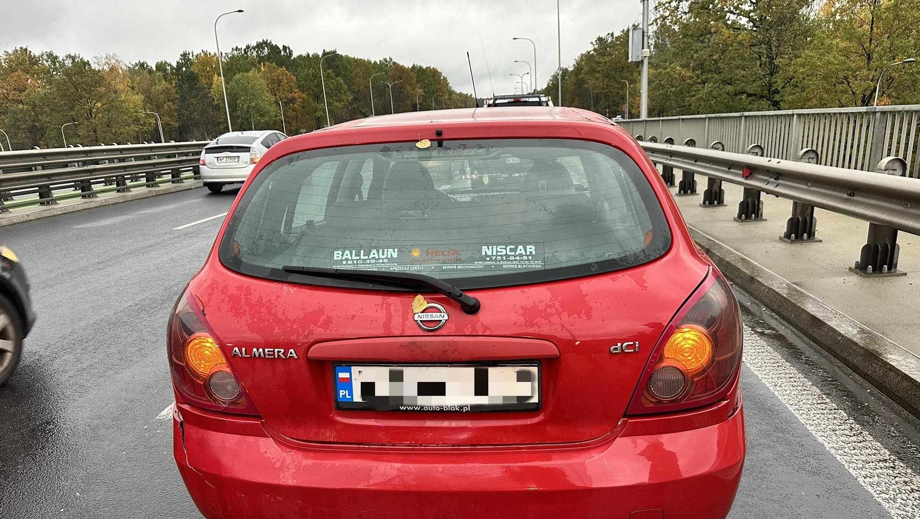 Samochód uszkodzony po kolizji. Na pierwszy rzut oka niemal brak uszkodzeń
