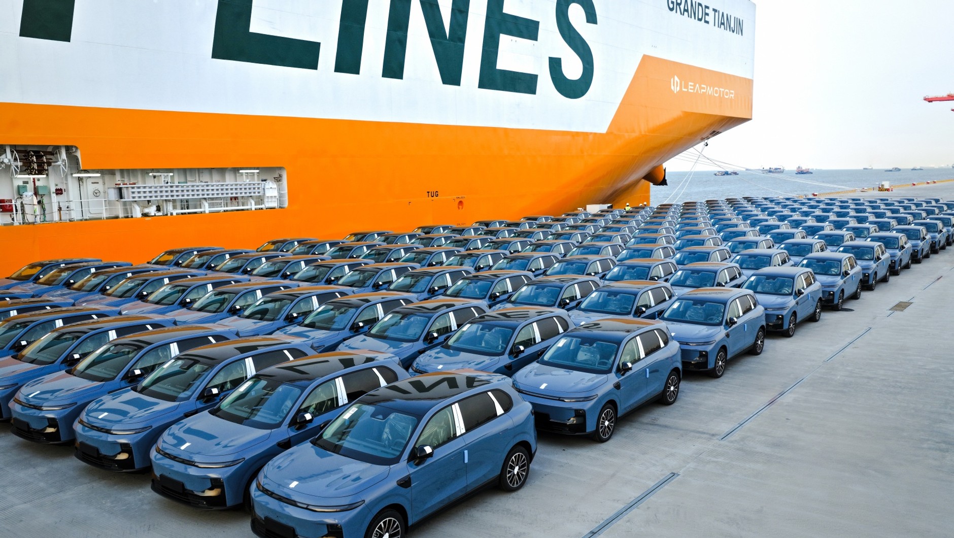 Chińskie auta Leapmotor B10 podczas załadunku na statek płynący do Europy