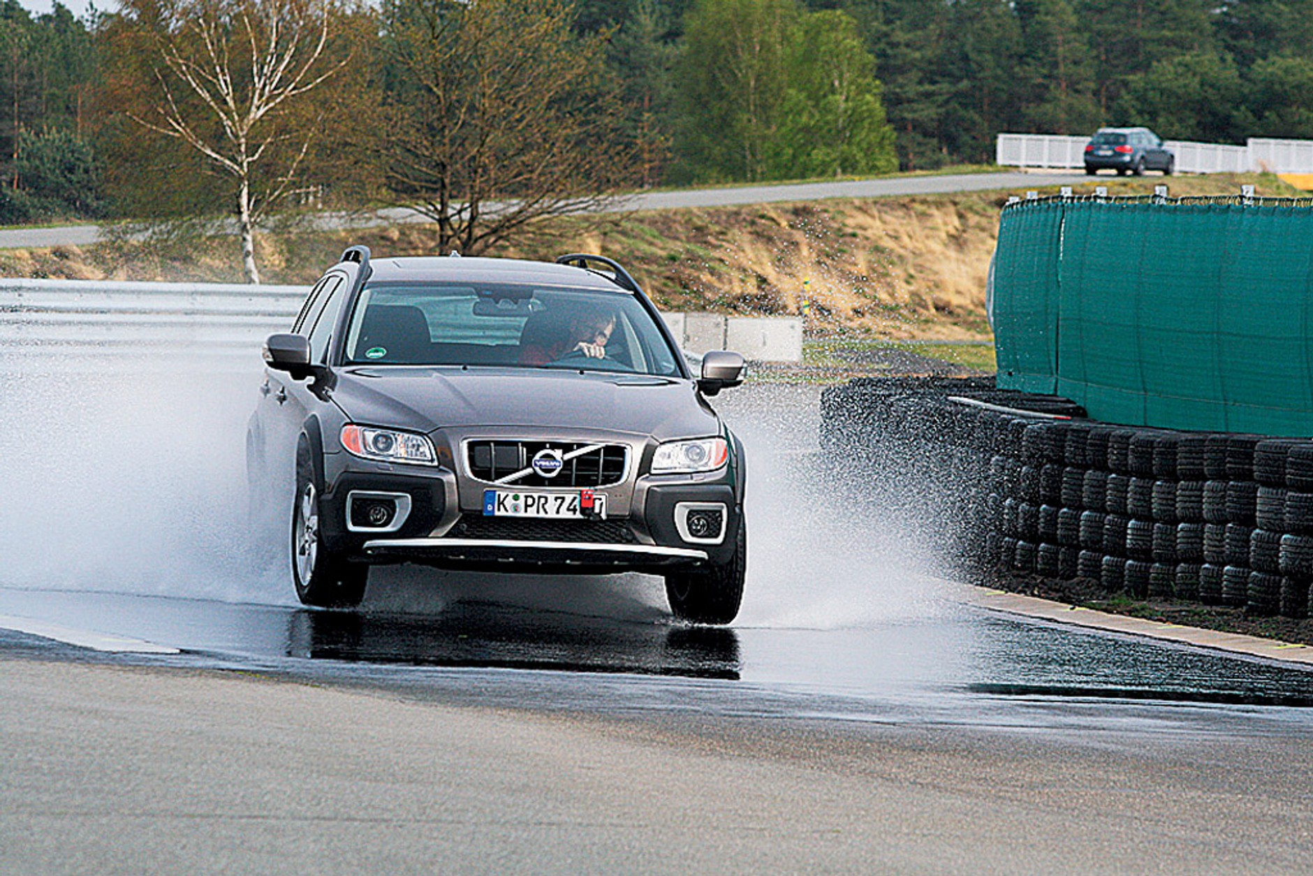 Test opon zimowych w rozmiarze 215/65 R 16: sprawdziliśmy, które zatańczą na lodzie