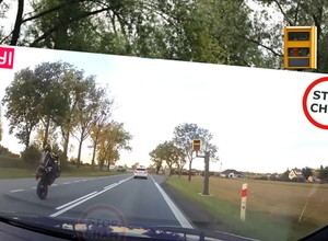 Dwa pojazdy przy fotoradarze. Niewinny kierowca dostanie mandat za motocyklistę?