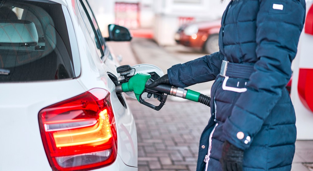 Tankowanie paliwa zimą na stacji paliw