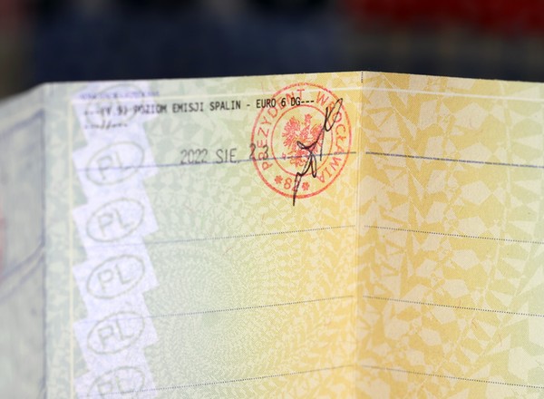 Nie mam miejsca w dowodzie rejestracyjnym na pieczątki przeglądu. Czy można dostać mandat?