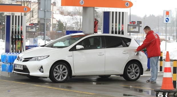 Diesel, benzyna czy hybryda - który napęd warto wybrać?