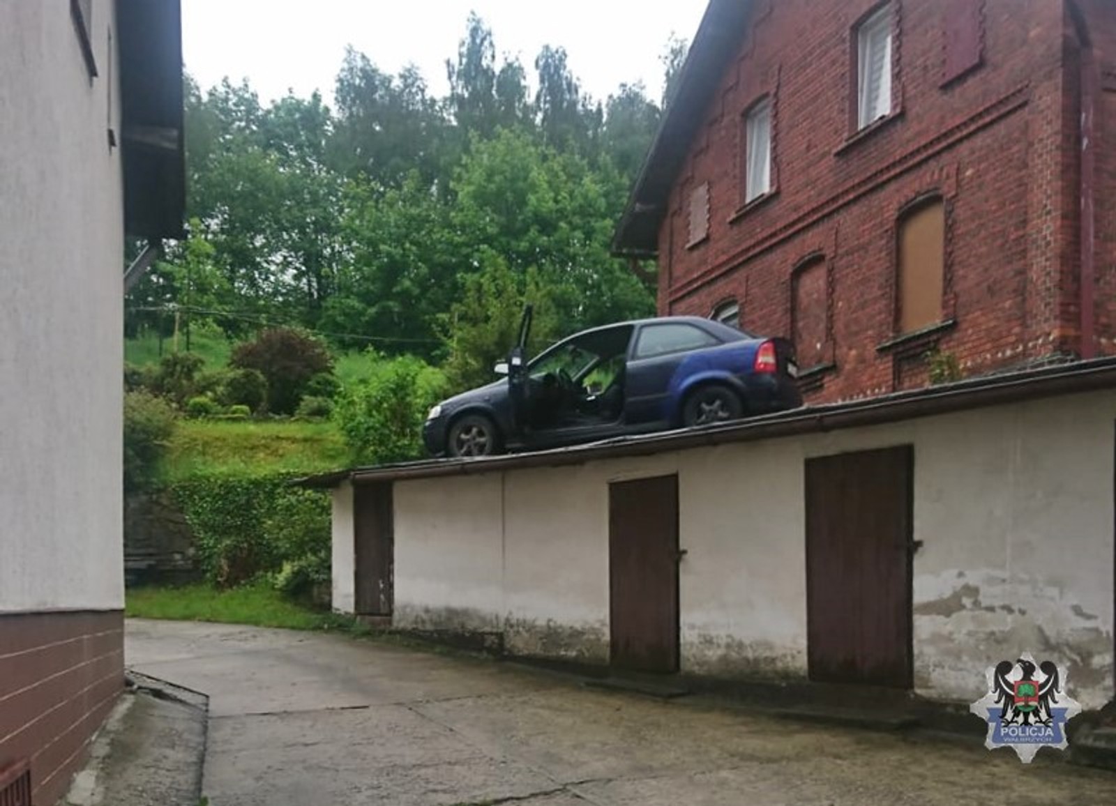 Policyjny pościg zakończył się na dachu