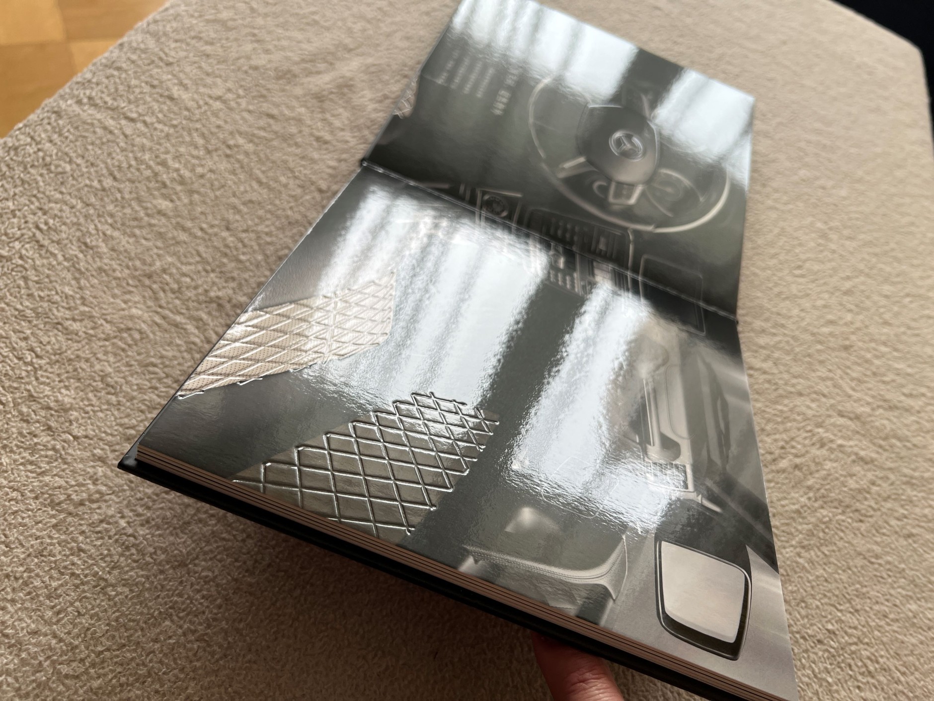 Prospekt Mercedesa z tłoczeniem papieru imitującym przeszycia tapicerki