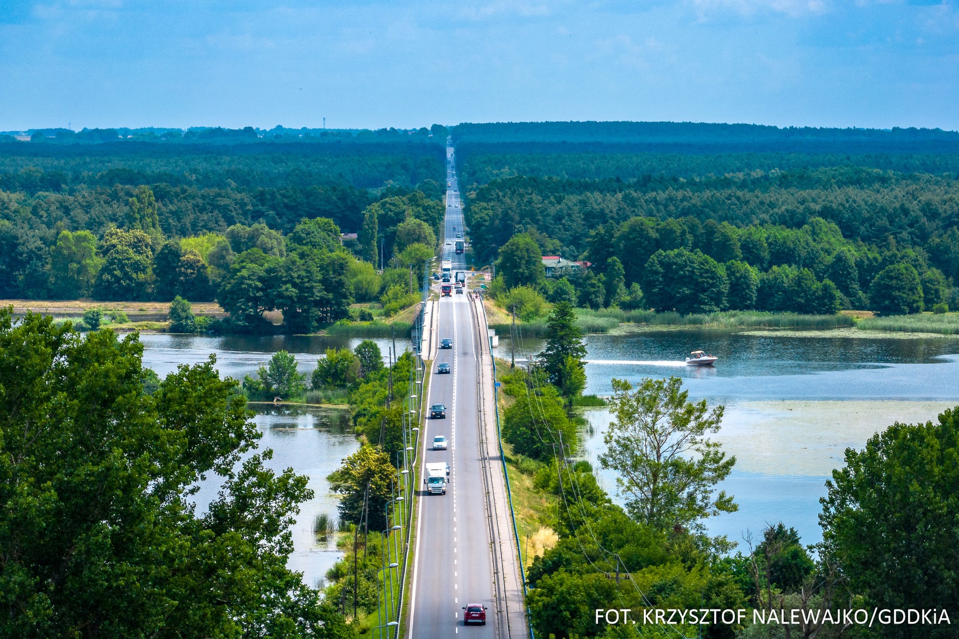 DK62 w Wierzbicy koło Serocka, most na Narwi i najdłuższy w Polsce odcinek prostej drogi