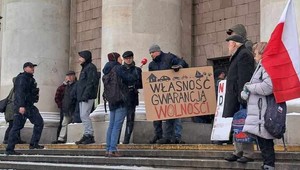 Protesty podczas sesji Rady Warszawy w sprawie Strefy Czystego Transportu. "Jakie lobby za tym stoi?" [Aktualizacja]