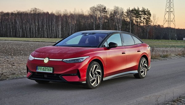 Volkswagen ID.7 wygryzł Teslę na największym rynku w Europie. Czy warto go kupić też w Polsce?