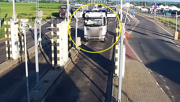 Próbował siłowo przejechać przez granicę z Ukrainą. Chwile grozy w Medyce [WIDEO]