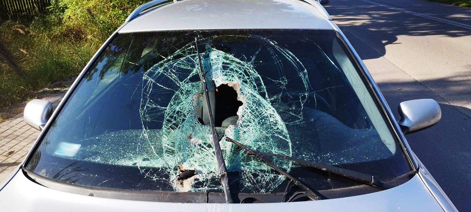 Kierowca Audi prowadził mimo wielkiej dziury w szybie