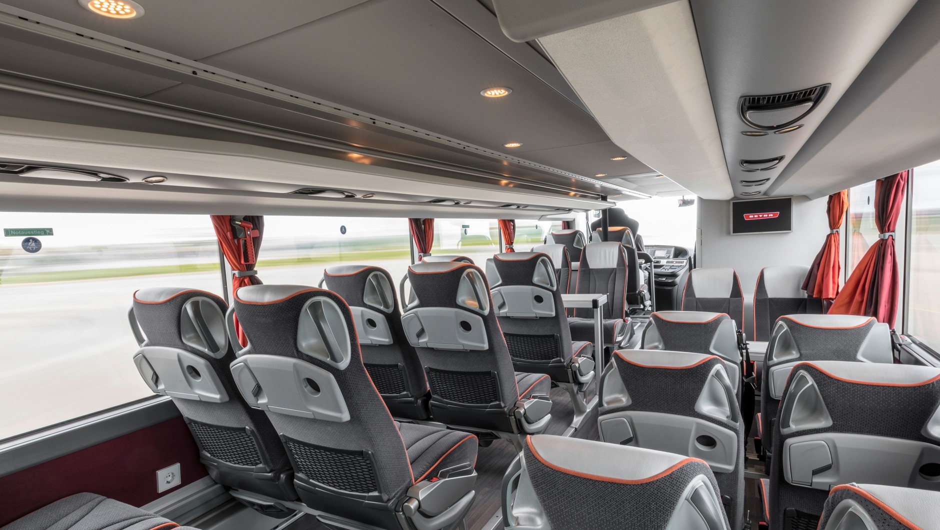 Setra S 531 DT TopClass 500 - w opcji gniazda USB dla pasażerów oraz dostęp do internetu przez router LTE
