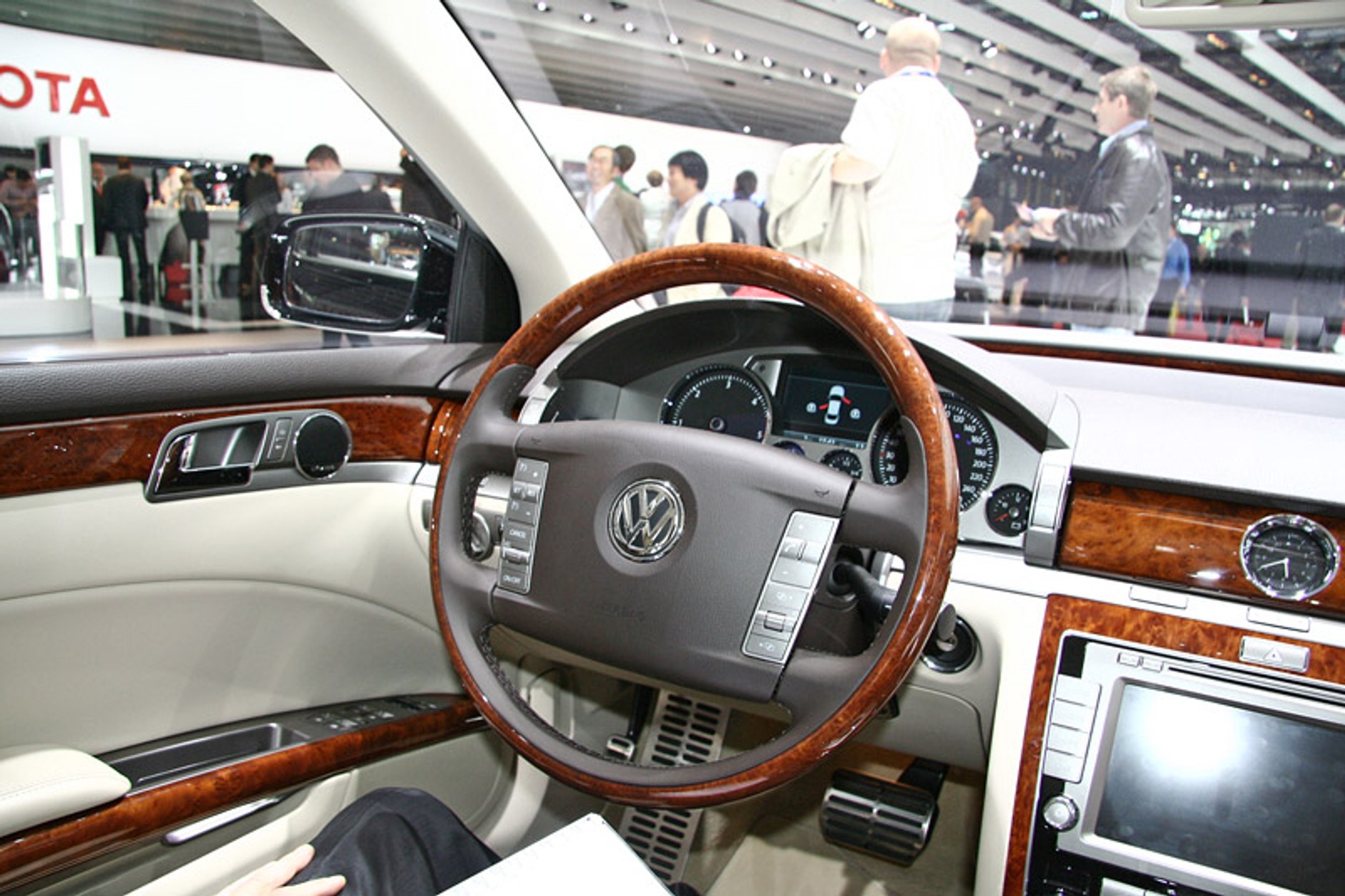 Paryż 2008: Volkswagen Phaeton – rok modelowy 2009