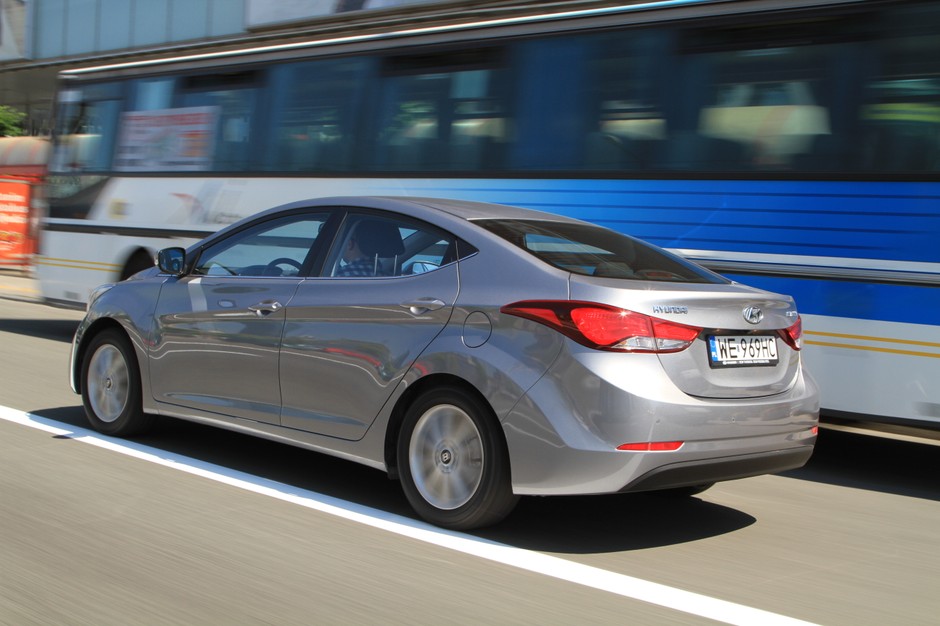 Linia coupe wygląda pięknie, ale ma też wady (mało miejsca na głowami w 2. rzędzie siedzeń, gorsza widoczność)