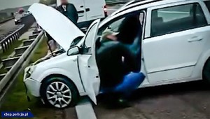Nagle auto skręciło i uderzyło w bariery. Funkcjonariusze CBŚP pomogli kierowcy [WIDEO]