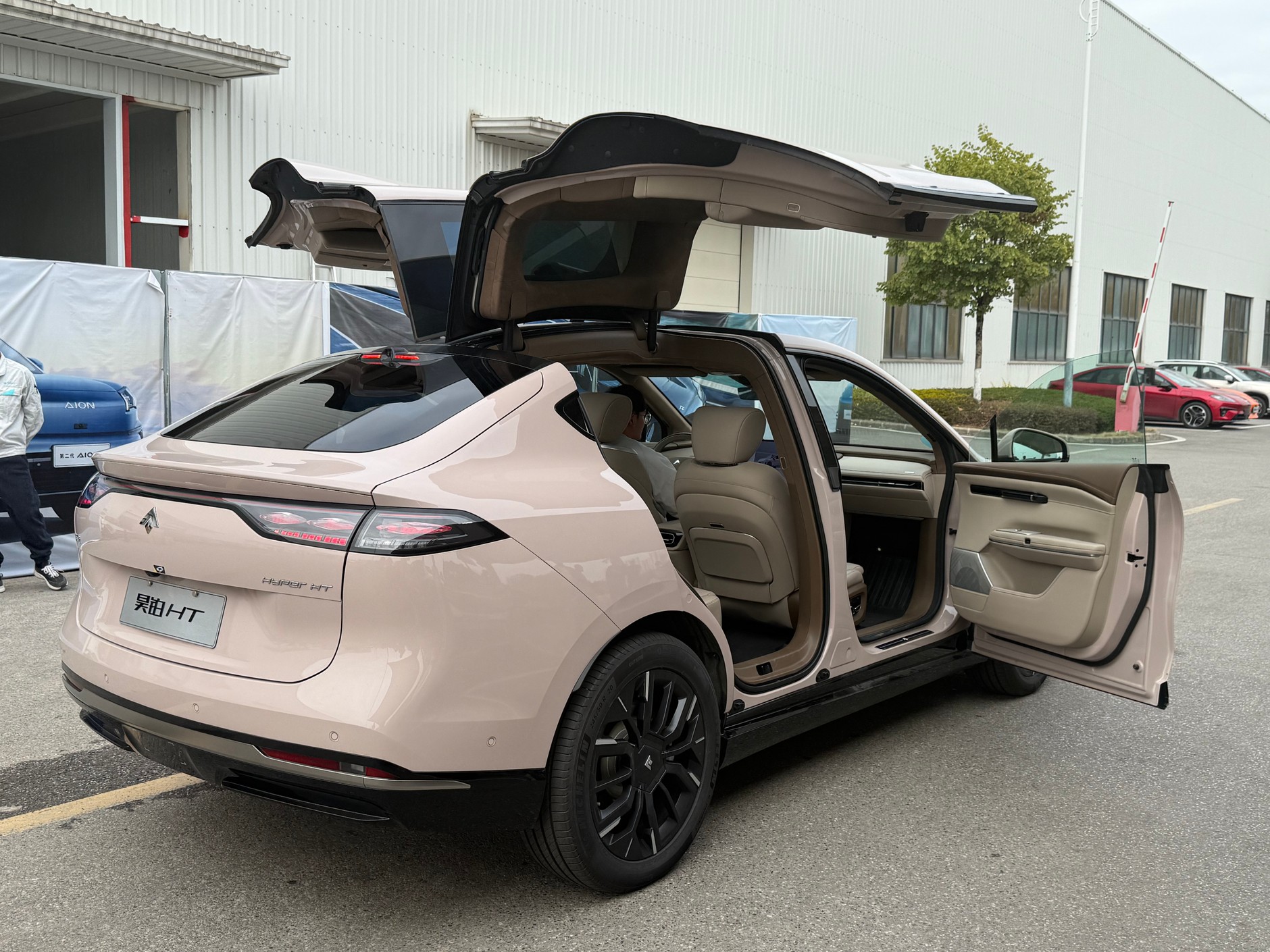 Hyptec HT w wersji z drzwiami otwieranymi do góry (samo zło). Jest też bardziej praktyczna wersja normalna