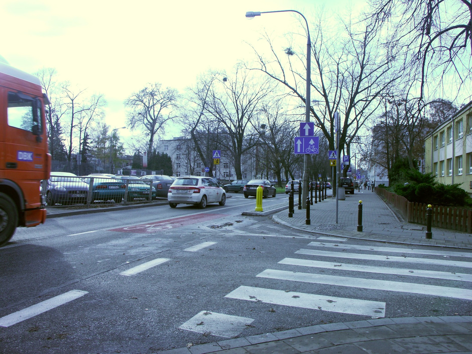 Pas dla rowerów… z przeszkodami dla samochodów