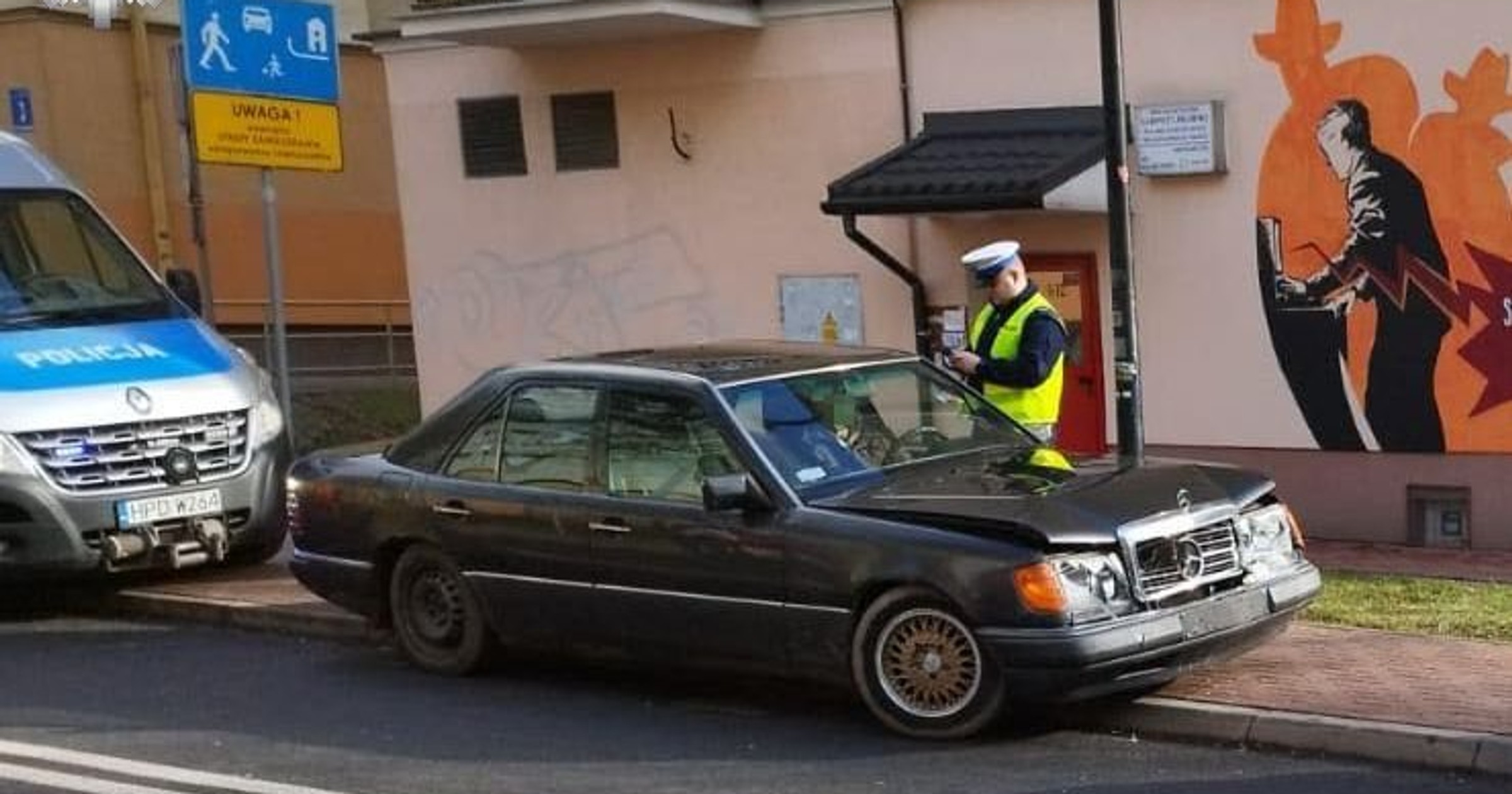 Wjechał Mercedesem w policyjny radiowóz