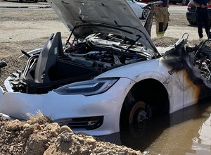 Tesla doszczętnie spłonęła po... trzech tygodniach stania na placu. Wcześniej się nie paliła