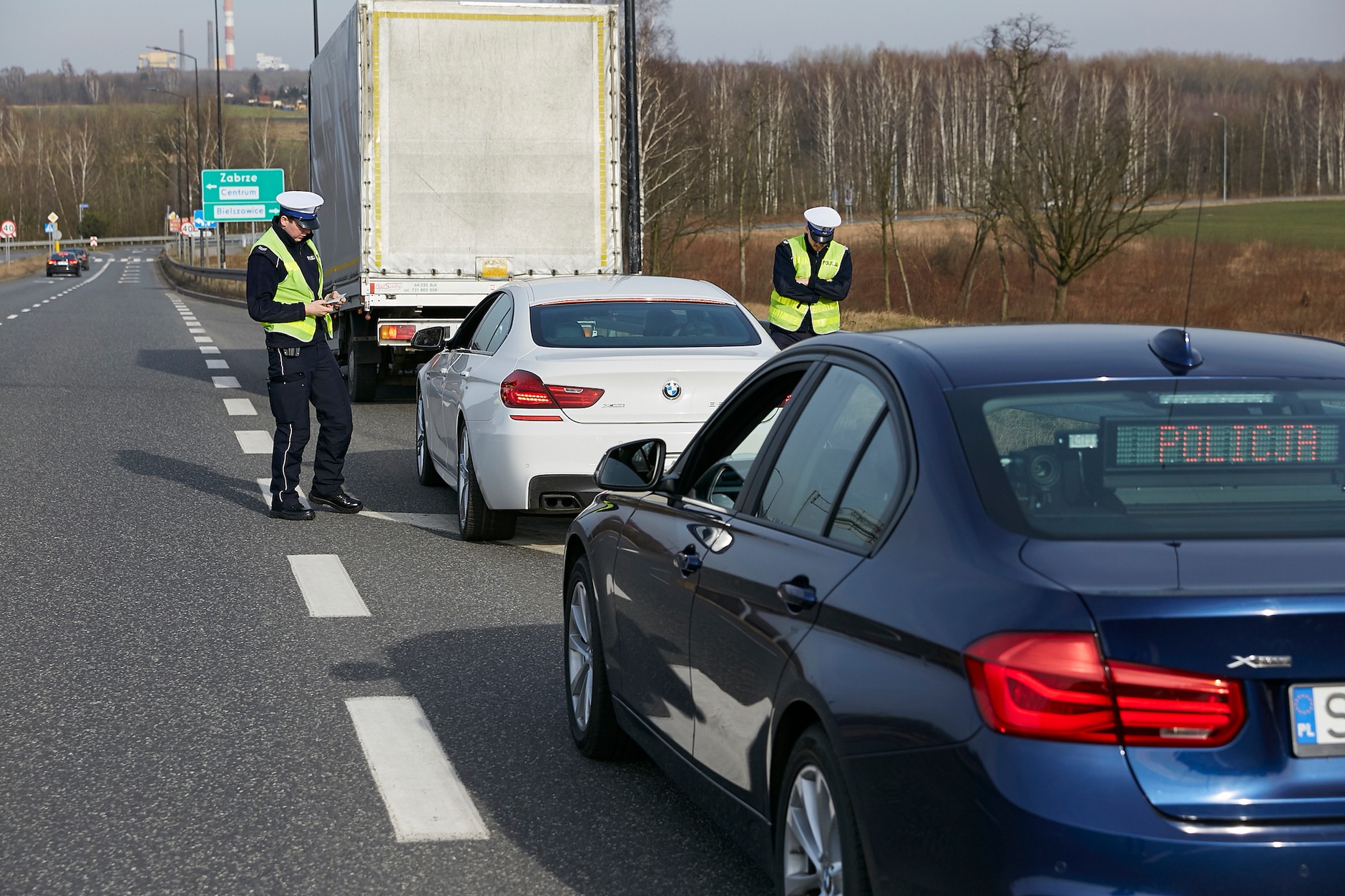 Pojazd policyjny staje – jeśli to możliwe – za pojazdem kontrolowanym