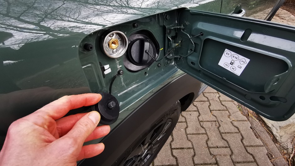 Samochód z instalacją LPG – wlew autogazu obok wlewu benzyny