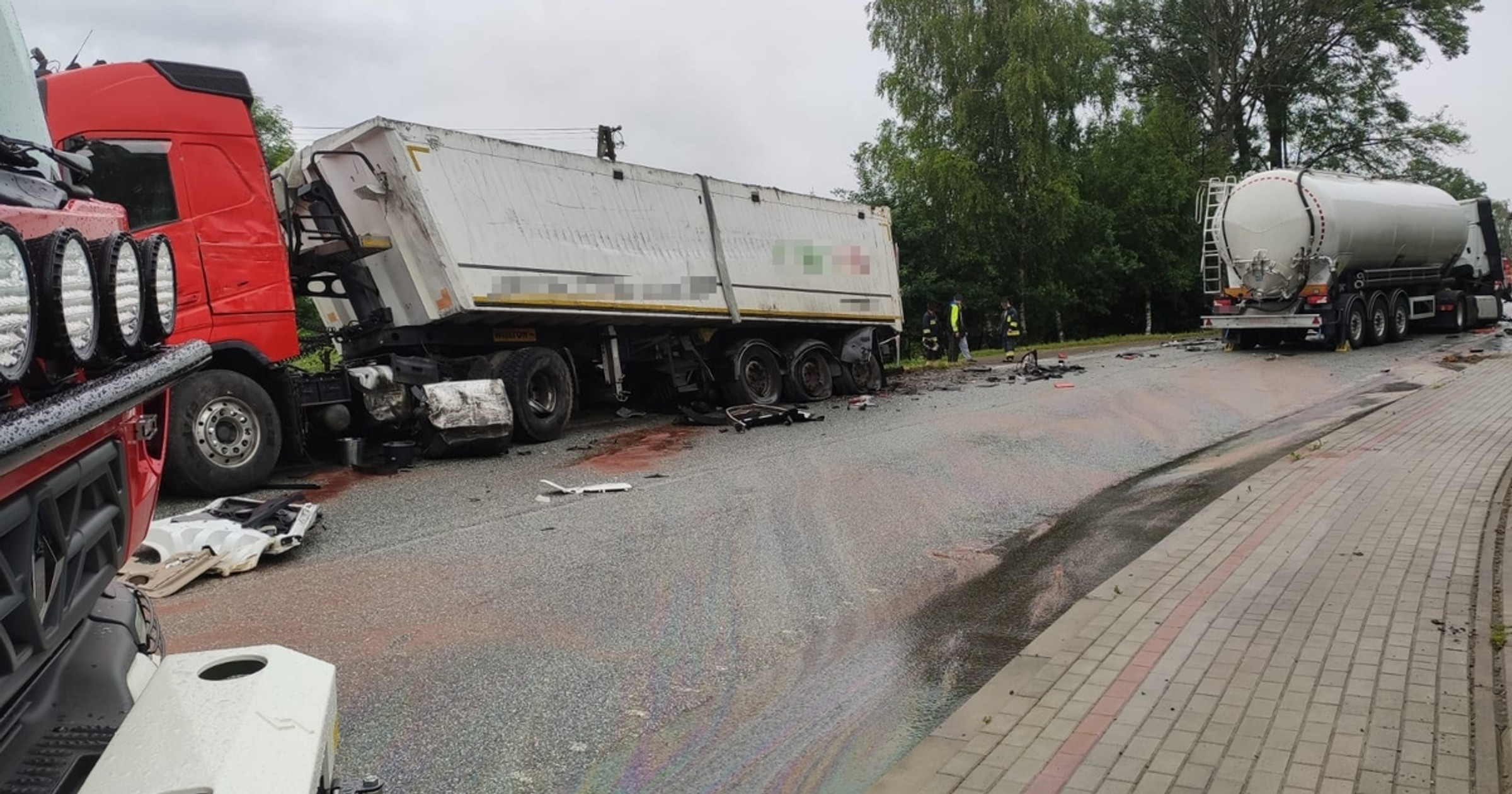 Obraz pochodzący z serwisu https://podkarpacka.policja.gov.pl/rze/aktualnosci/127888,Wypadek-drogowy-w-Zarzeczu-z-udzialem-dwoch-pojazdow-ciezarowych.html